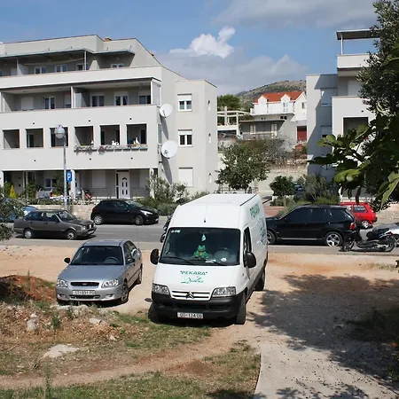 With A Parking Space - 4672
